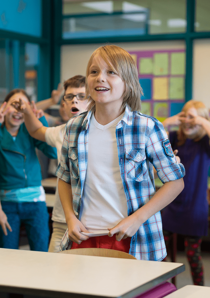 kind heeft plezier in de klas